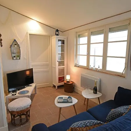 White Blue House ביסקארוס